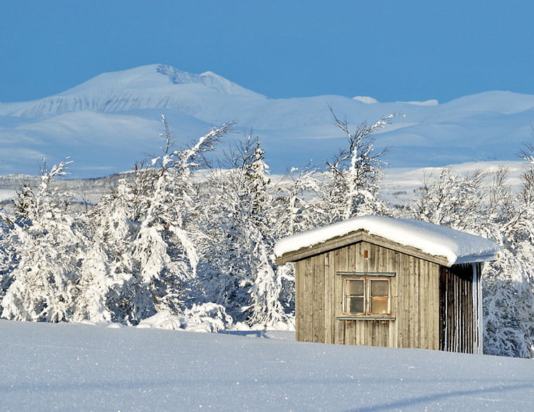 Winter conditions in the south of Rondane National Park in Norway, with the mountains Storronden and Rondslottet in the background