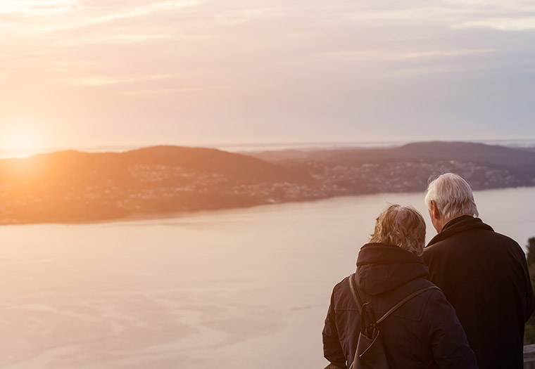 Eldre ektepar som beundrer utsikten i Bergen, Norge