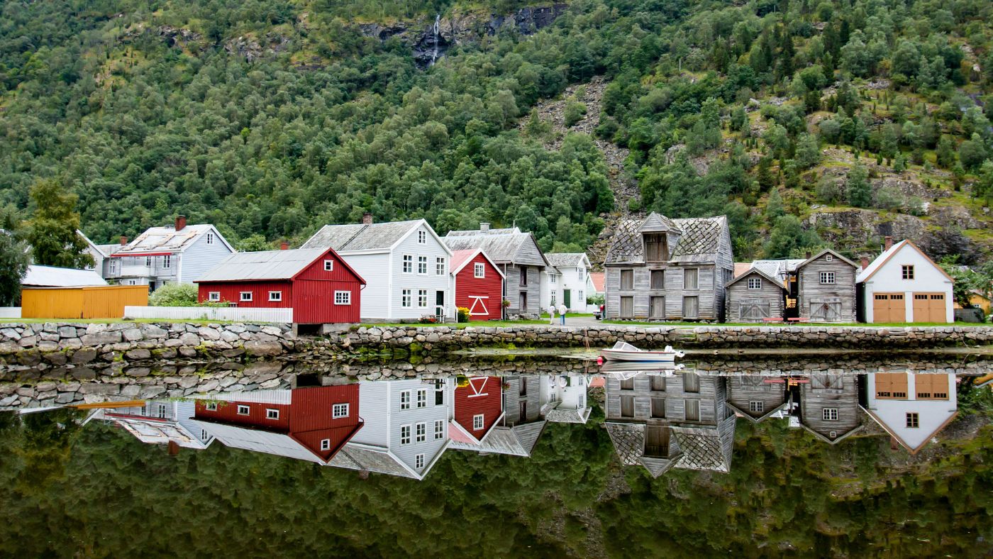 Waterfront of Lærdalsøyri with reflections in the water.