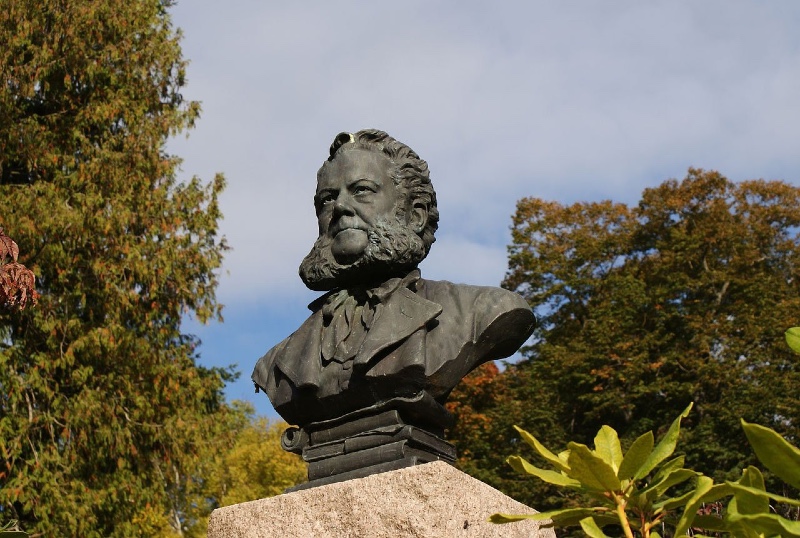 Ibsen statue