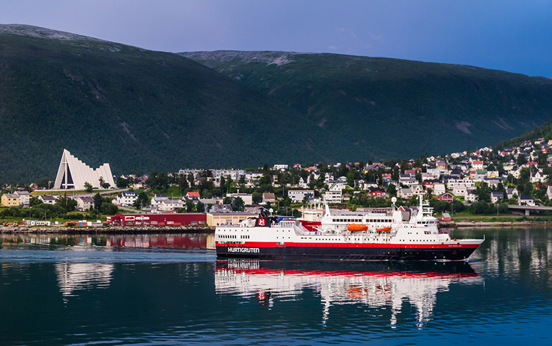 Hurtigruteskip som seiler i Tromsø.  Norge