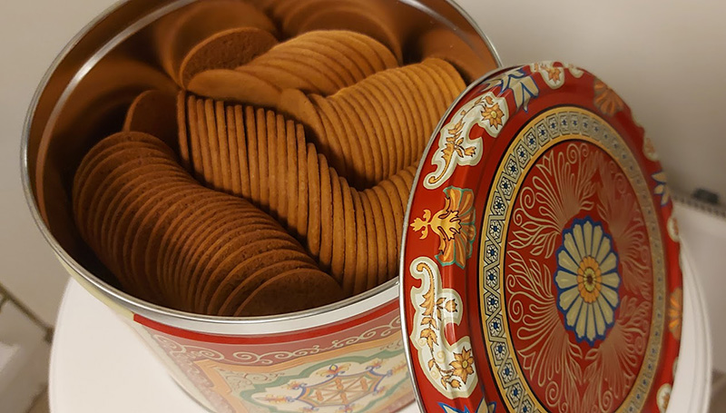 Full tin of Norwegian pepperkaker