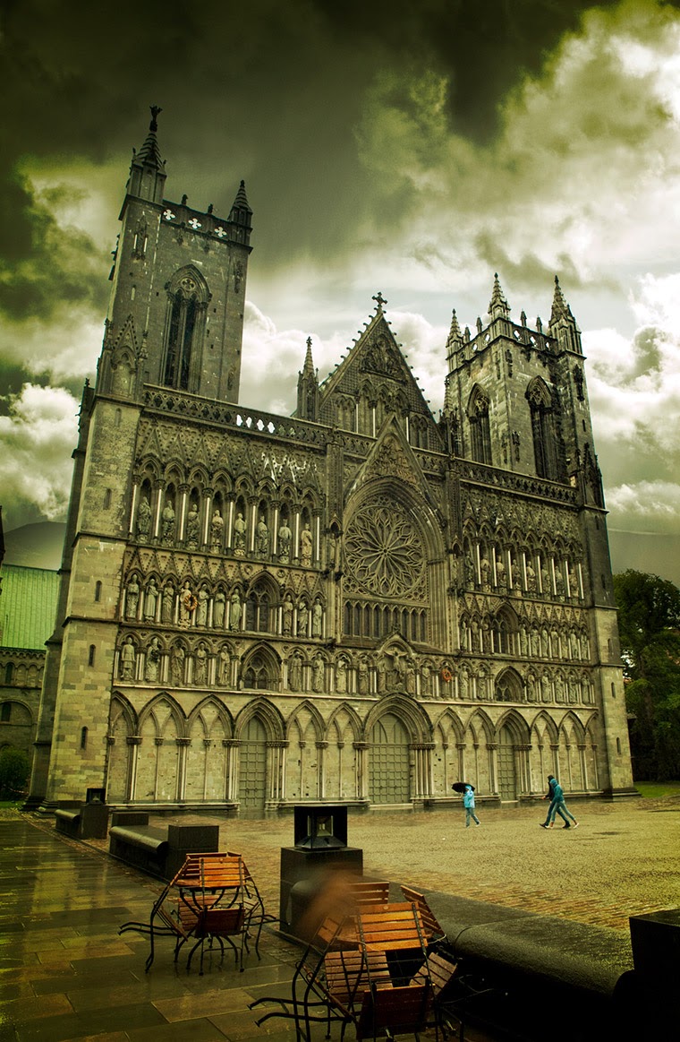 nidaros cathedral cloudy day