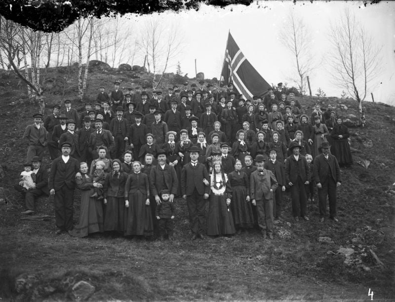 Norwegian wedding party with a giant flag of Norway