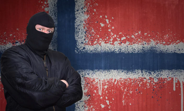 Criminal standing in front of the Norwegian flag