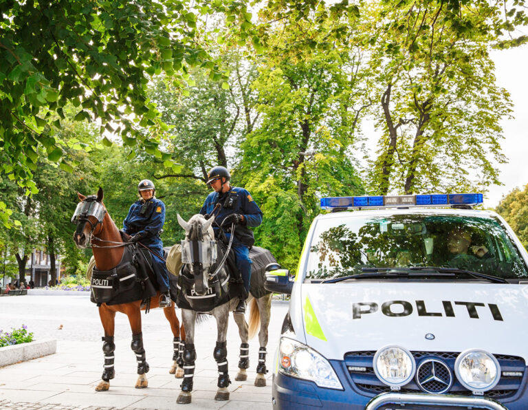 En politibil og politihester i Oslo, Norge