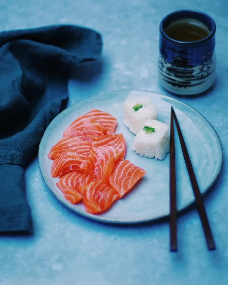 Tallerken med sashimi, laksesushi