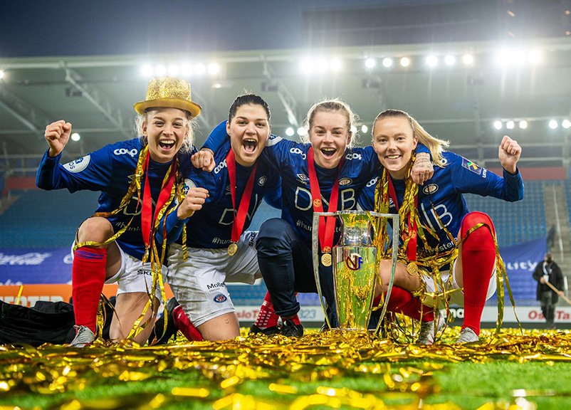 Vålerenga women's football players celebrate