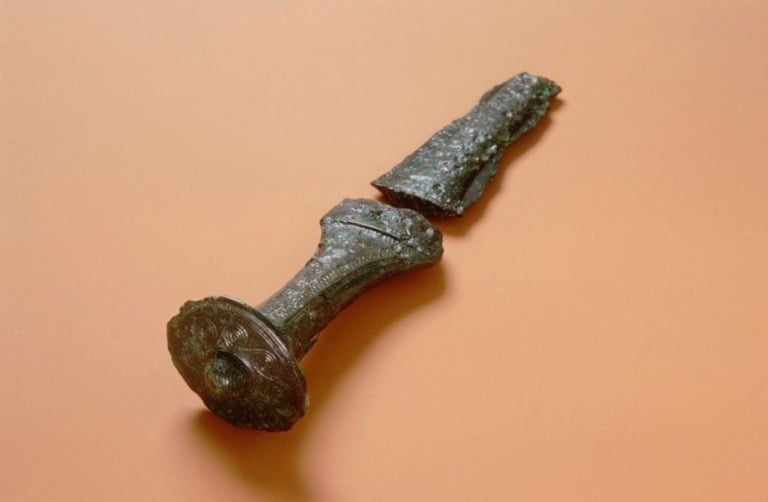 This bronze handle from a dagger or sword was found in a burial mound at Nærbø in Rogaland County.