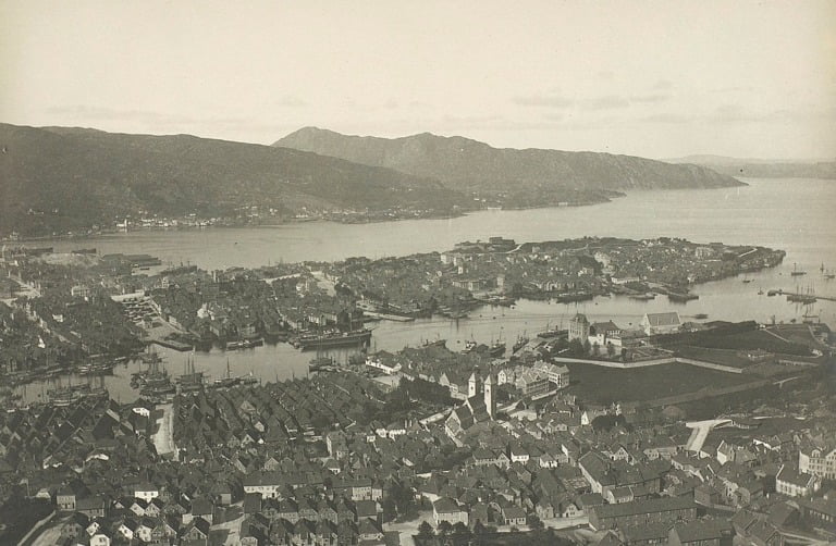 Photo of downtown Bergen and the Nordnes peninsular from the mountain.