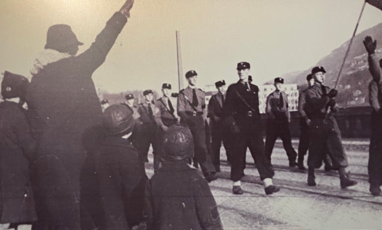 Die norwegische NSDAP marschiert in Bergen.