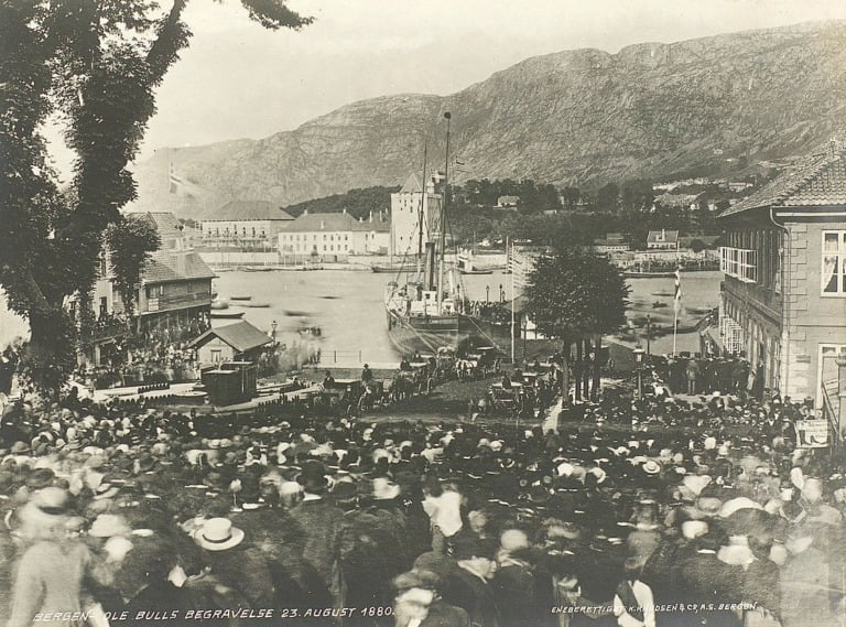 Crowds attend the funeral of Ole Bull in Bergen.