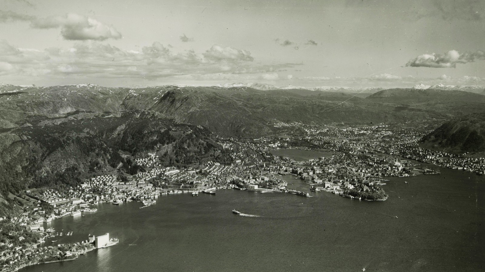 View across Bergen in the 1950s. Photo: Widerøe / Bergen kommune.