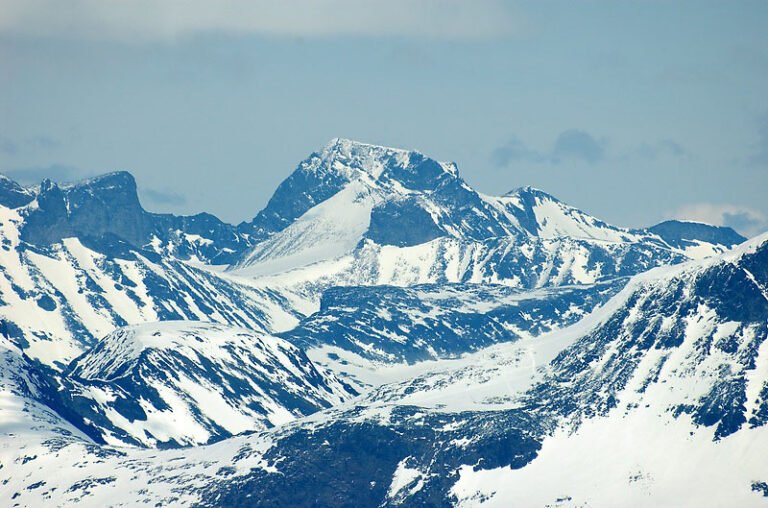 Galdhøpiggen peak as seen from Fannaråki.