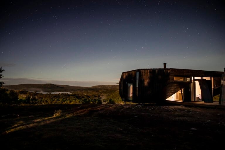 Hessdalen UFO Hytte at nighttime.