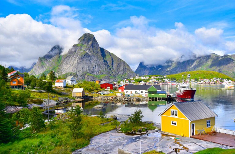 Yellow house on the coastline of Reine, Norway. Photo: Suratwadee Rattanajarupak / Shutterstock.com