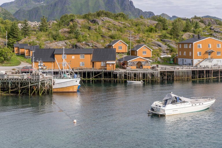 The coastline of Stamsund. Photo: hal pand / Shutterstock.com