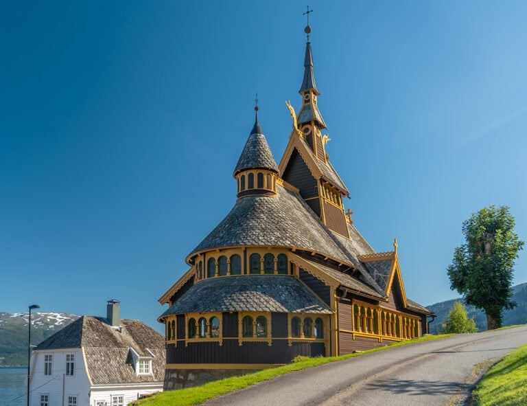 The exterior of Balestrand church
