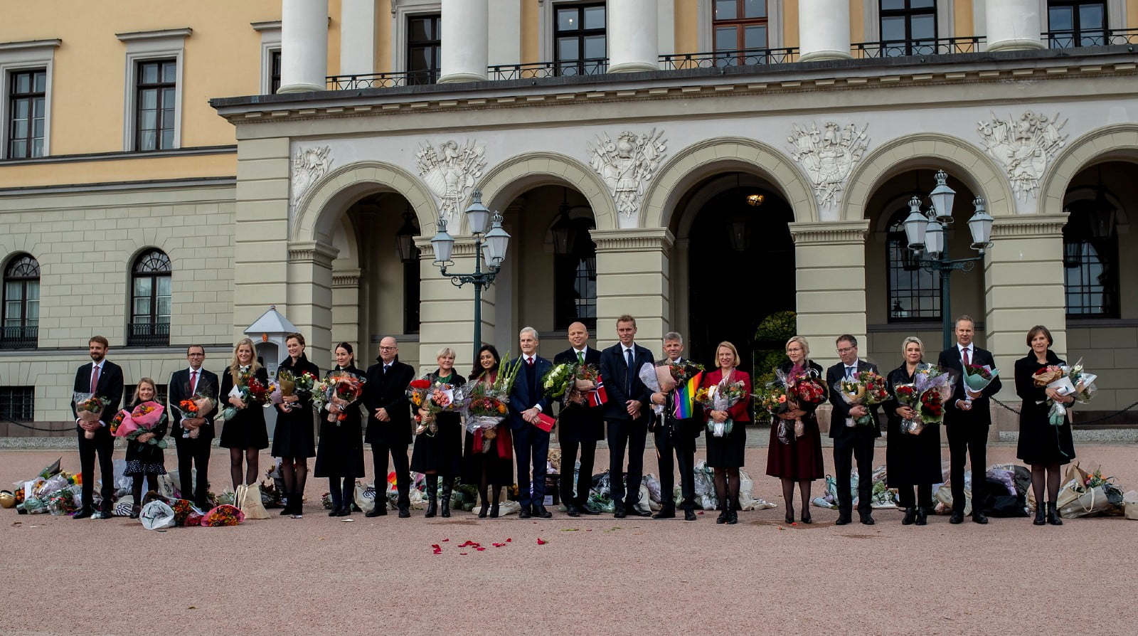 Jonas Gahr Støre and his new government at Slottsplassen.