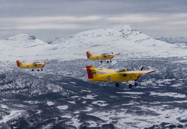 Student planes Saab MFI-15 Safari flying over Nordland.