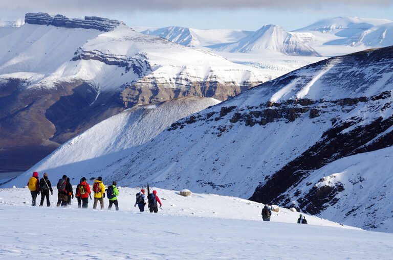 UNIS fieldwork, students going from Bertilbreen towards Petuniabukta. Photo: Nils Roar Sælthun/UNIS.