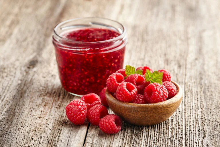 Bringebærsyltetøy: Norwegian raspberry jam