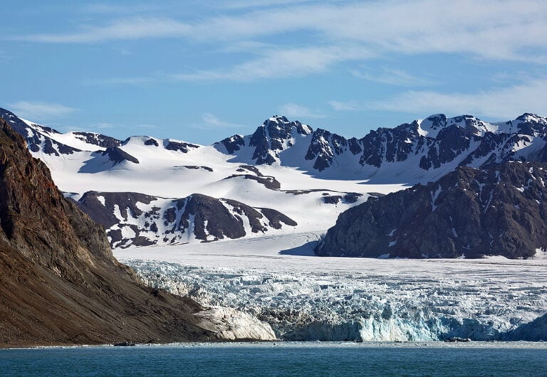Spitsbergen glacier and mountain scenery near Ny-Ålesund.
