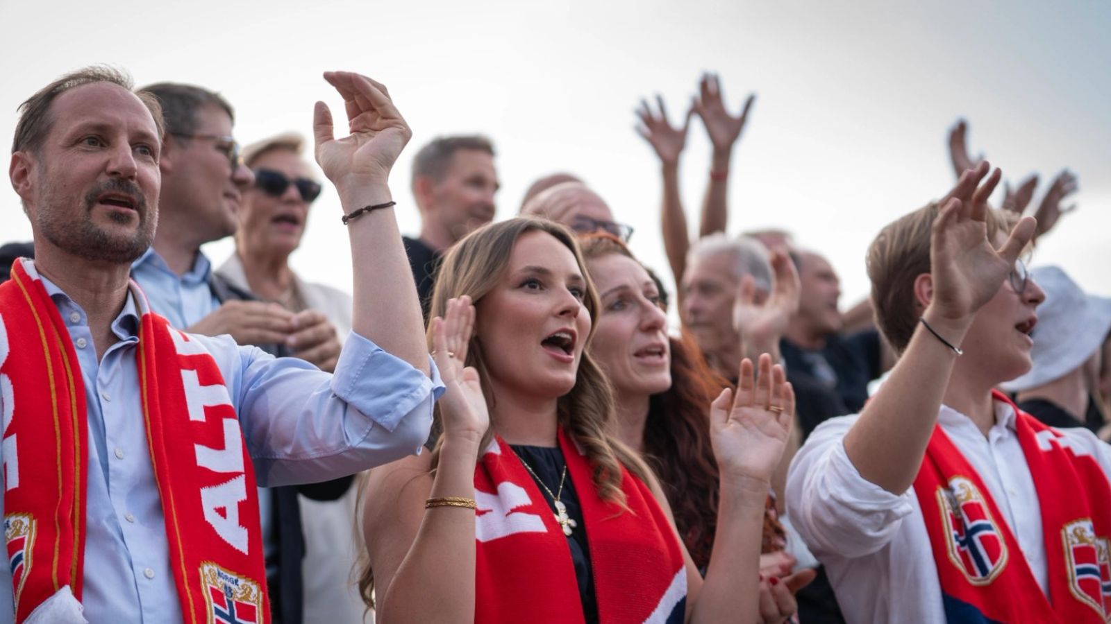 Crown Prince Haakon, Princess Ingrid Alexandra and Prince Sverre Magnus took part in the World Cup celebrations in the Palace Square. Photo: Anette Ask / The Royal Court.