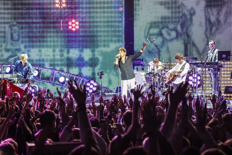 A-ha live på scenen.  Det norske bandet A-ha bor på scenen.  Foto: Miranda Review / Shutterstock.com.