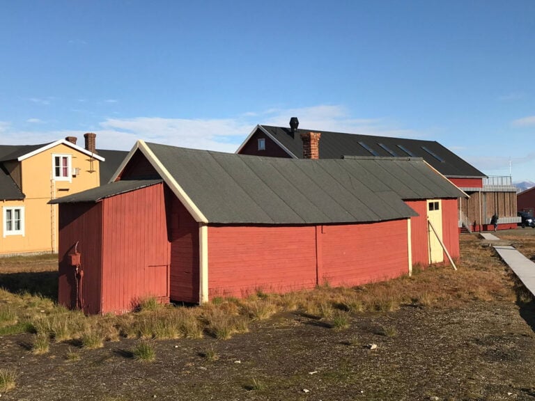 The Oldest house in Ny-Ålesund – The Green Harbour-house (1909), presumably resting on a simple timber “grill”.