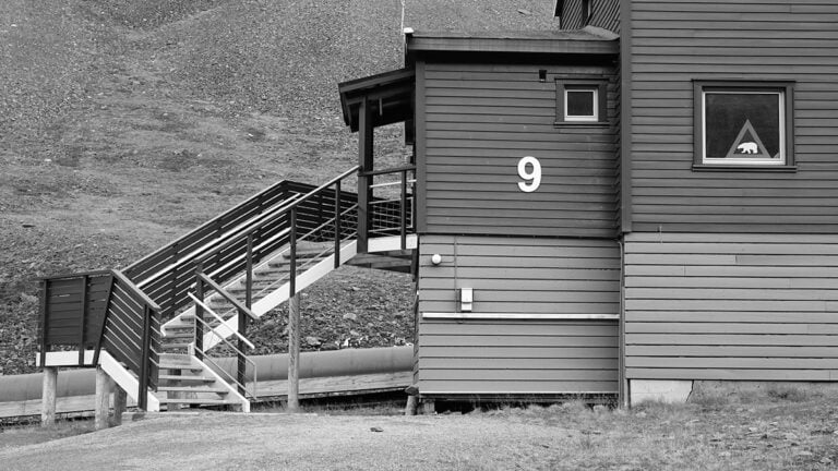 Wooden barracks in the small settlement Nybyen in proximity of Longyearbyen. Photo: Sandra Ophorst / Shutterstock.com.