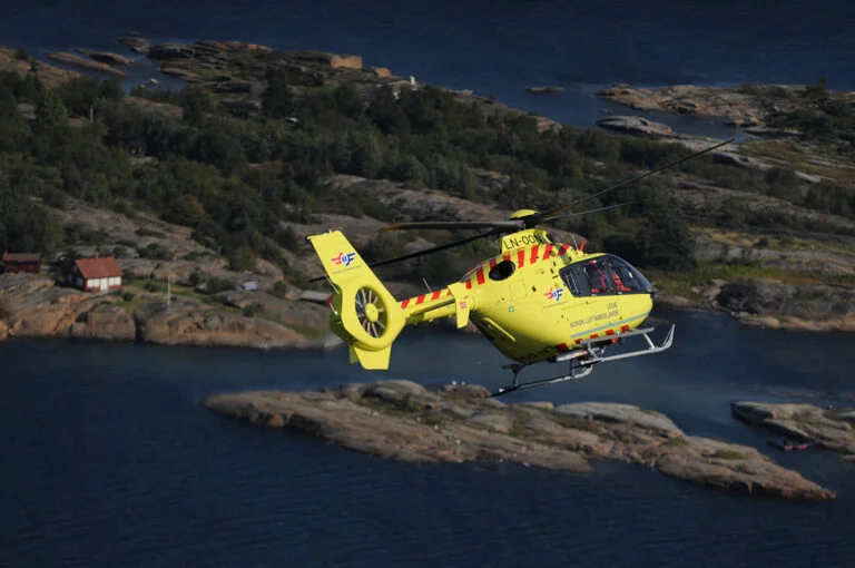 Norwegian Air Ambulance helicopter flying above Skjærgård. Photo: Stiftelsen Norsk Luftambulanse.