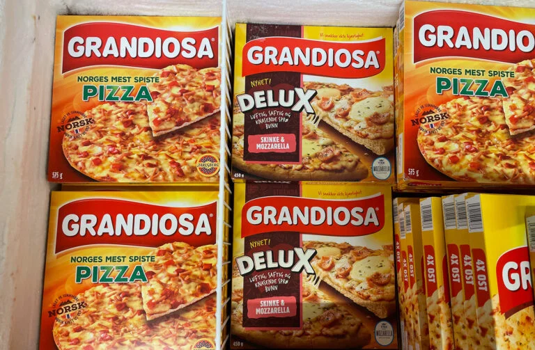 Grandiosa pizzaer i frysedelen av et supermarked i Norge.