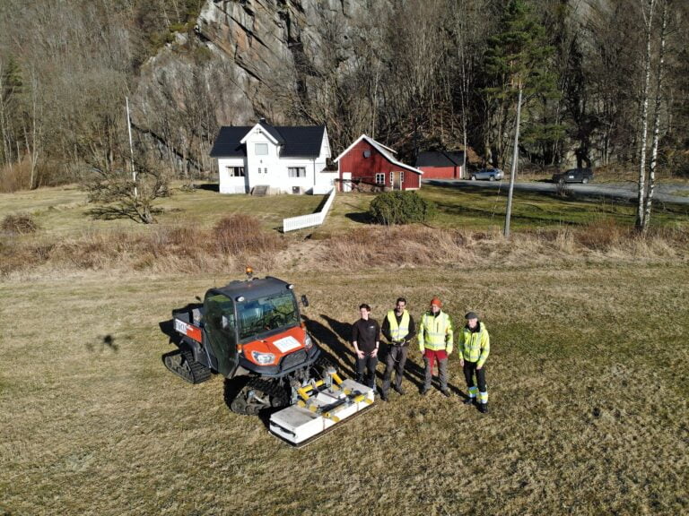 Archaeologists from NIKU and Agder county municipality with the georadar machine.