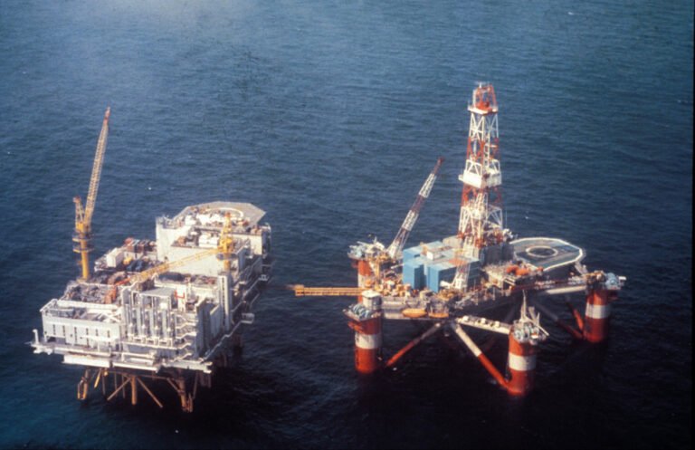 The oil rig Edda 2/7C and the 'flotel' Alexander L. Kielland. Photo: Norwegian Petroleum Museum.