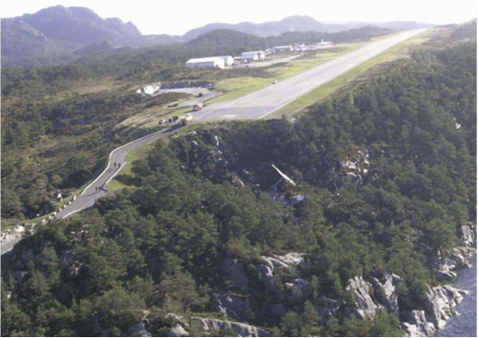 Wreckage on the cliff at the end of the runway at Stord airport. Photo: AIBN.