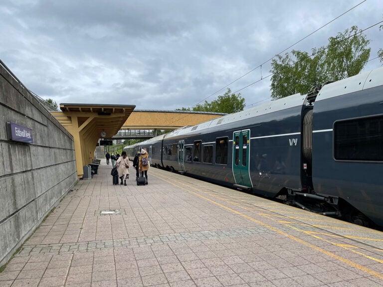 Eidsvoll Verk train station platform.