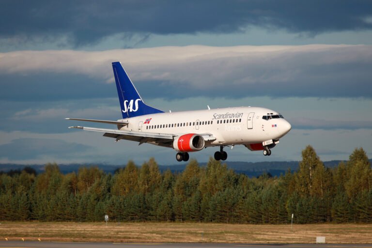 SAS plane in Scandinavia on final approach to land. Photo: Markus Mainka / Shutterstock.com