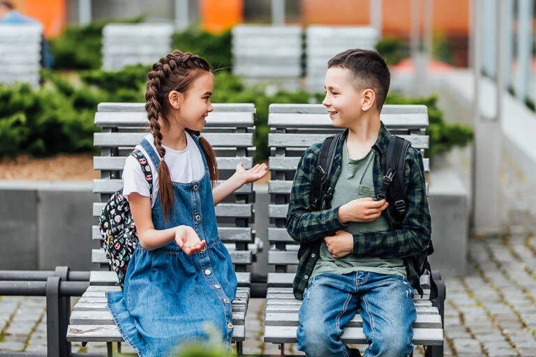 Takk for sis children on a bench.