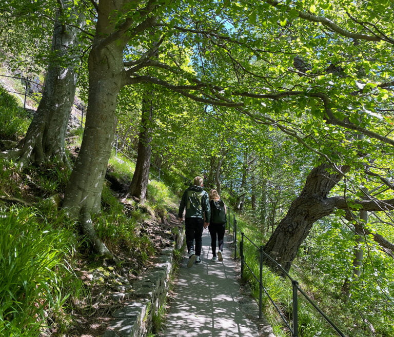 Start of the paved trail to Aksla in Byparken, Ålesund.