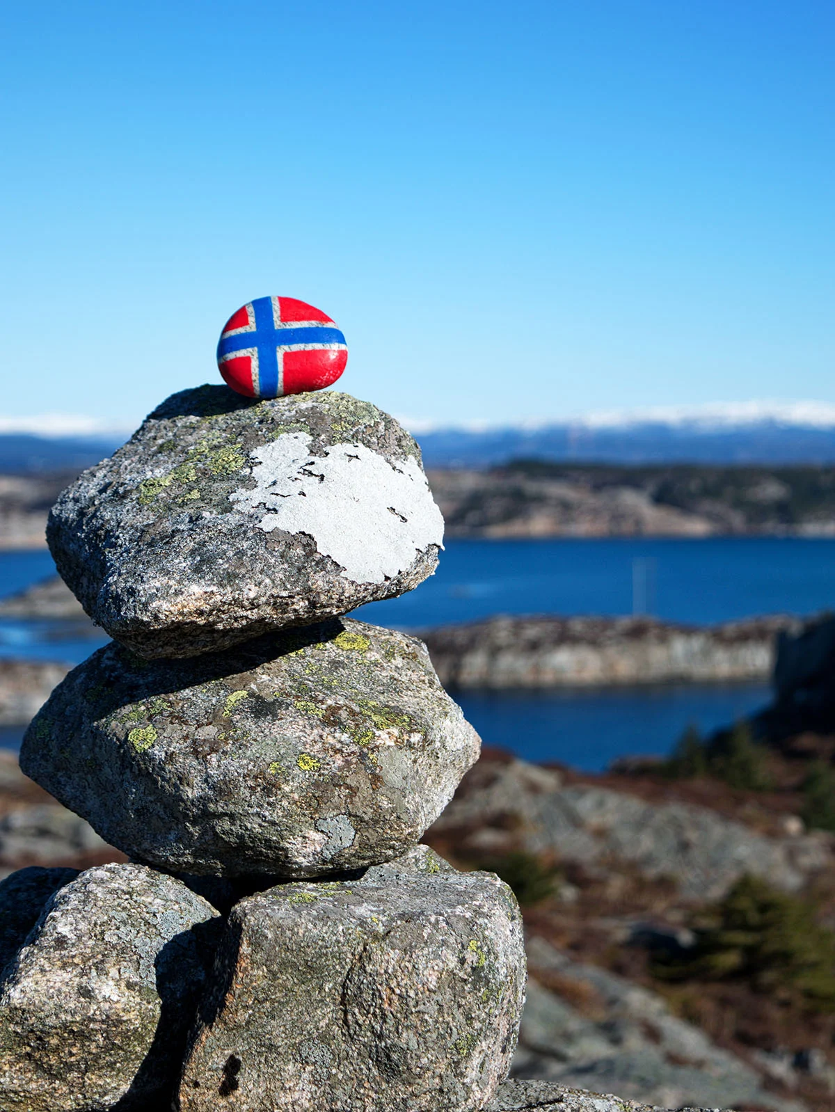 Flag of Norway painted on a stone.