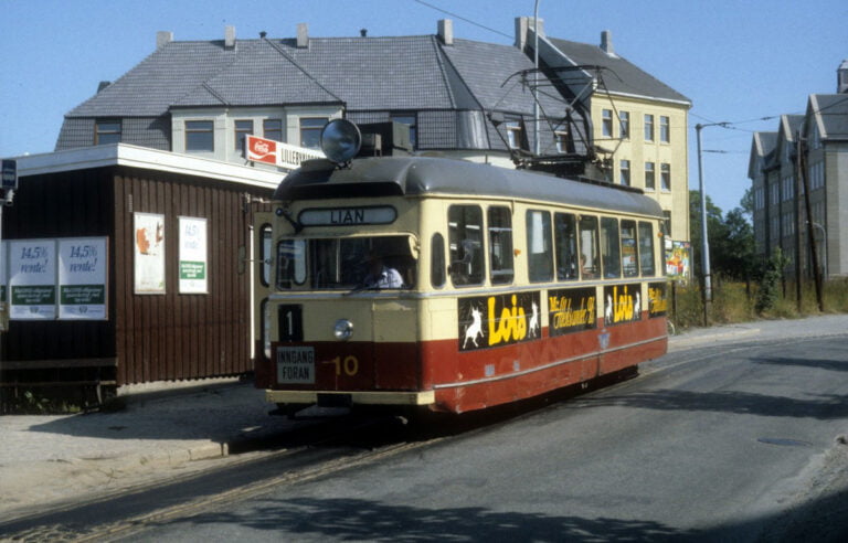 Trikk på Lianbanen i 1982. Foto: Kurt Rasmussen / Wikipedia.