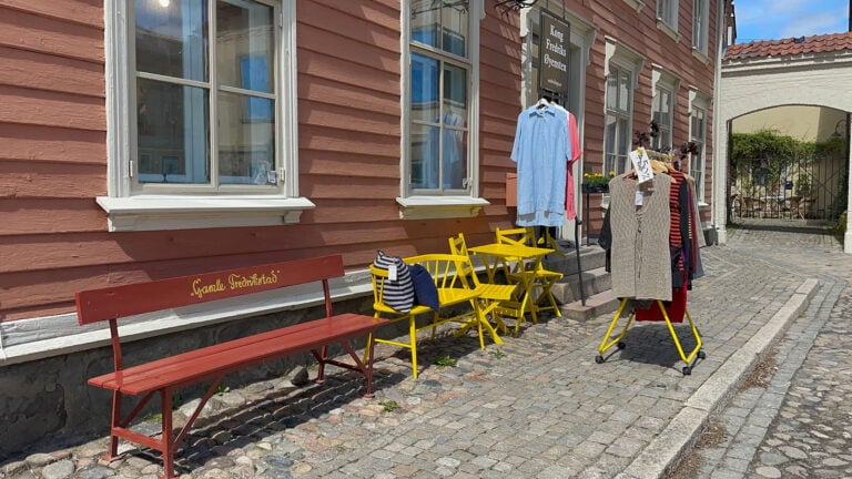 Shop and bench in Gamle Fredrikstad.