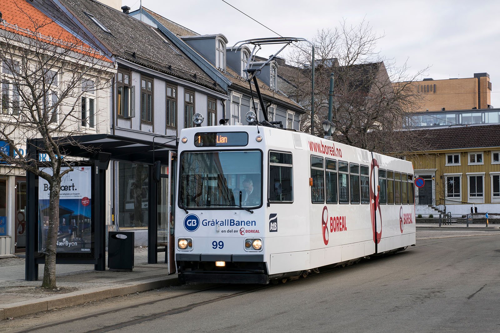 Trondheim tram at the city centre terminus. Photo: OnkelKrischan / Shutterstock.com.