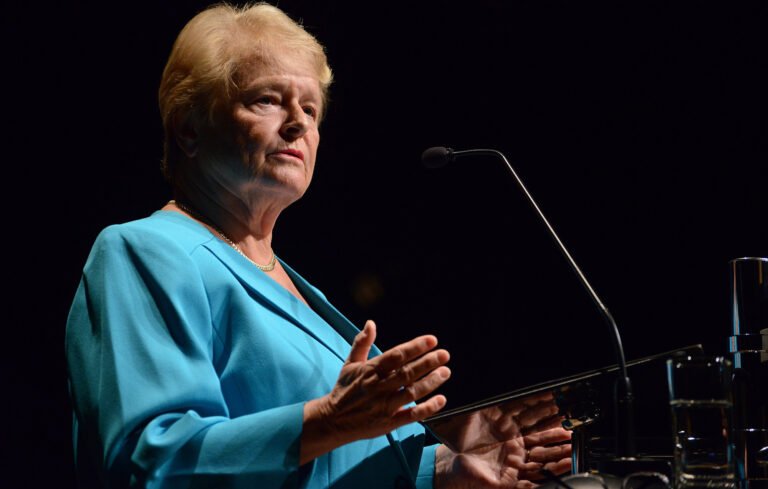 Gro Harlem Brundtland taler i Portugal i 2014. Foto: Luiz Munhoz.