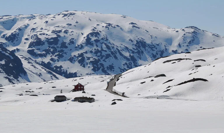 The spring opening of Gaularfjellet is a beautiful time. Photo: Bjørn Andresen / Statens vegvesen.