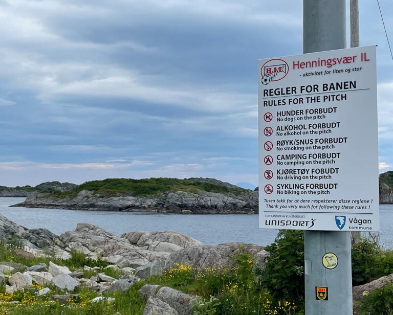 Henningsvær football pitch rules sign.