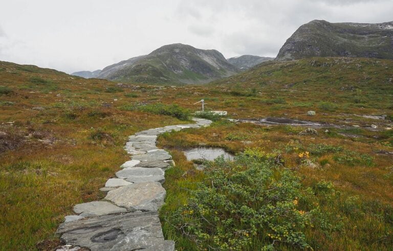 Stone path to 'The Mirage' artwork along Gaularfjellet. Photo: Therese Ruud / Statens vegvesen.