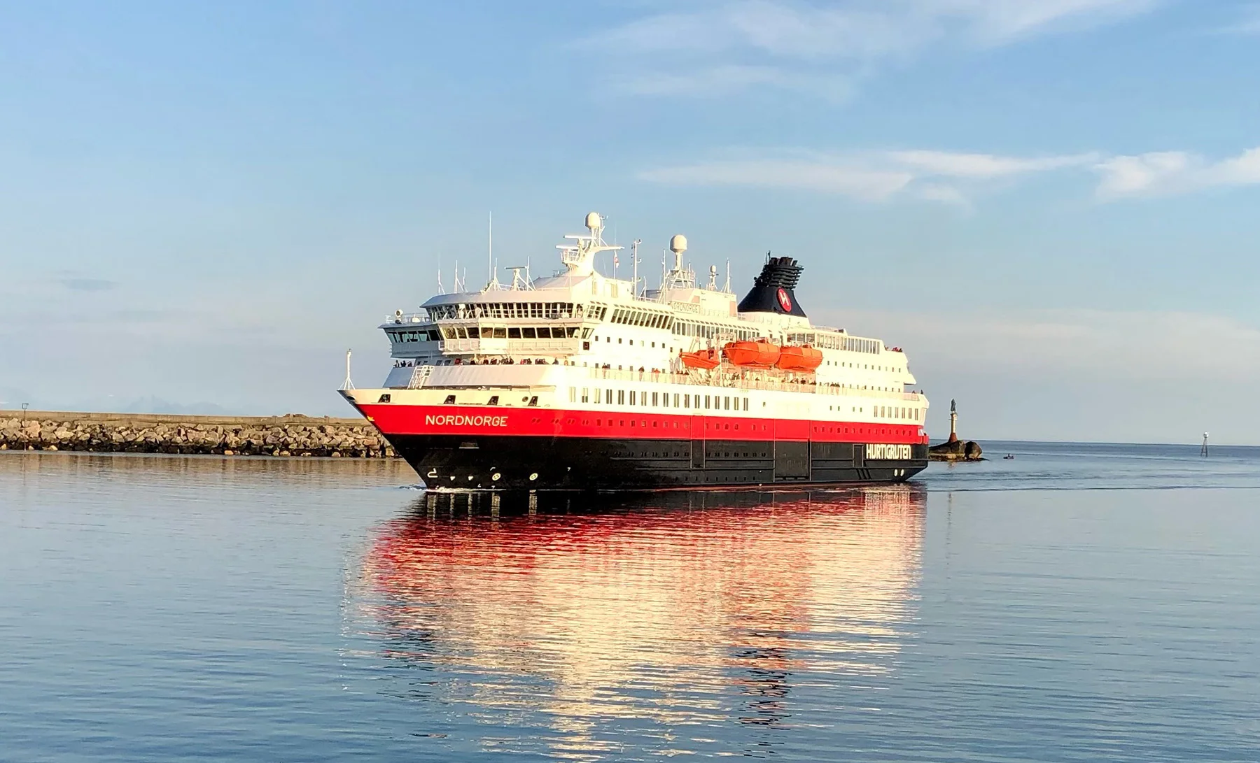 MS Nordnorge arriving in Lofoten.