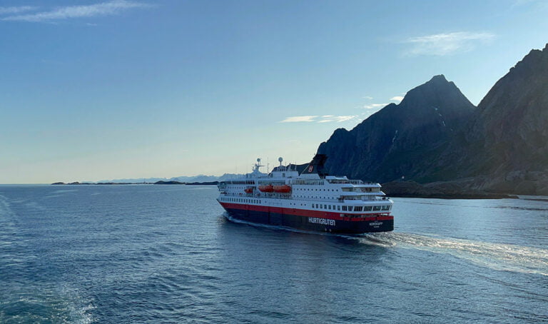 MS Nordkapp passing us by just outside Henningsvær.